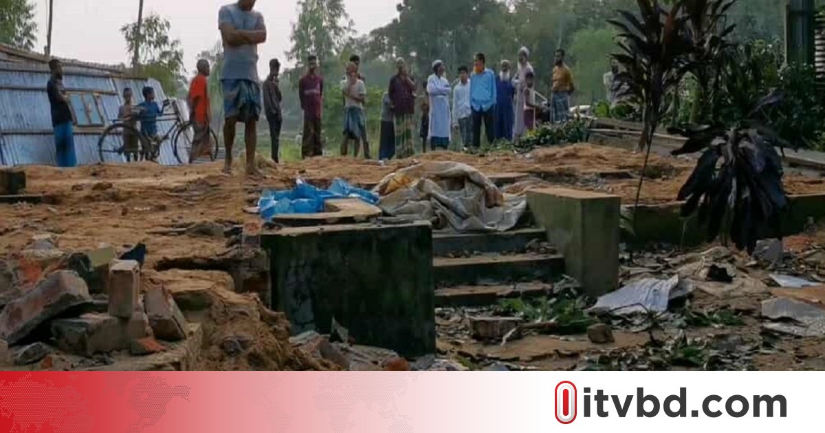 সুদের টাকা না পেয়ে ঘর ভেঙে নিয়ে গেলেন ইমাম!
