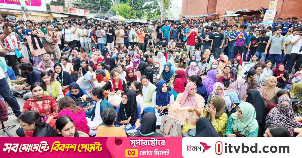 রাজশাহীতে সড়ক আটকে বিক্ষোভ করল রুয়েট শিক্ষার্থীরা