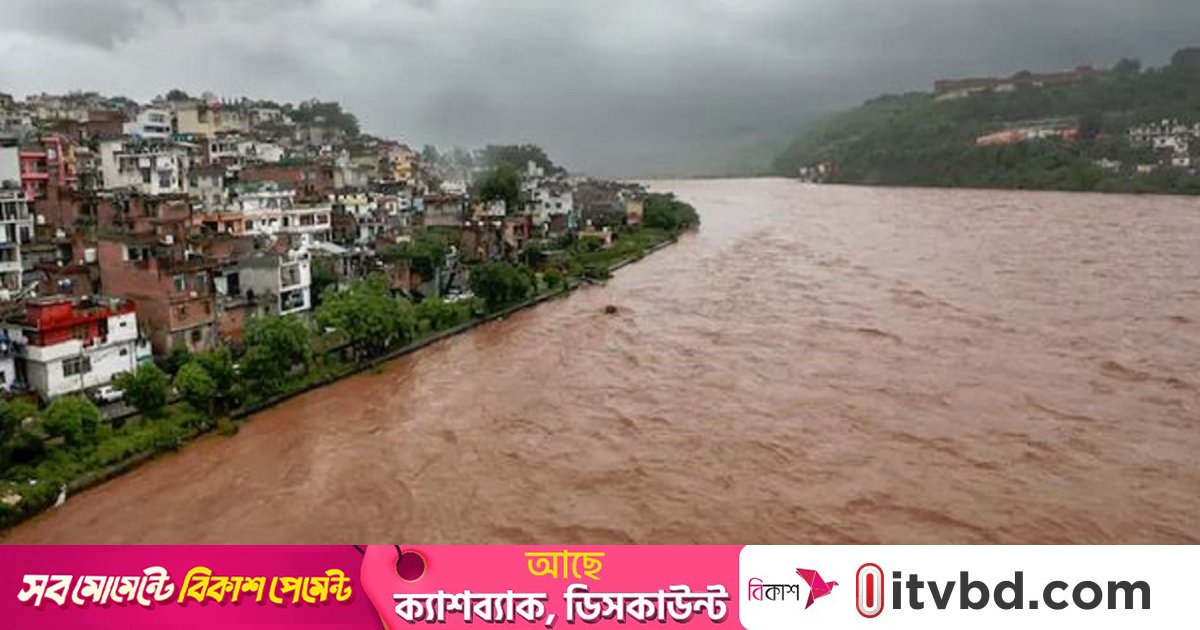 কাশ্মীরে ভারী বৃষ্টিতে ভূমিধস, পুণ্যার্থীসহ ৯ জনের মৃত্যু