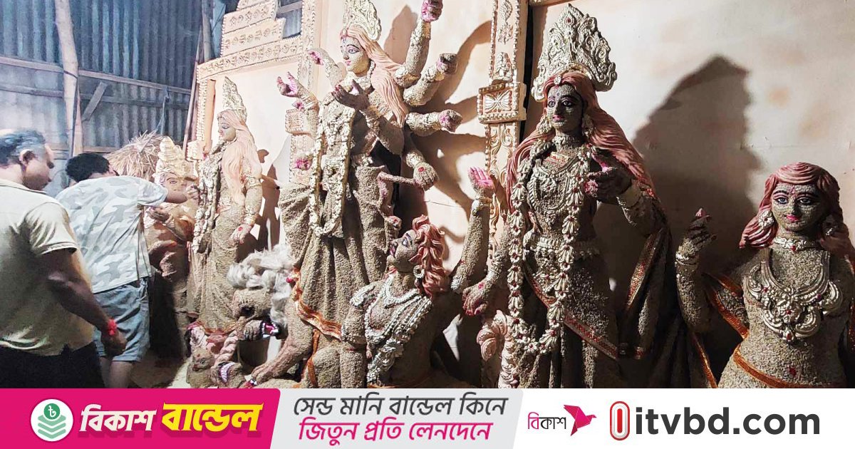মণ্ডপগুলোতে বিরামহীন চলছে প্রতিমা তৈরি-সাজসজ্জার কাজ