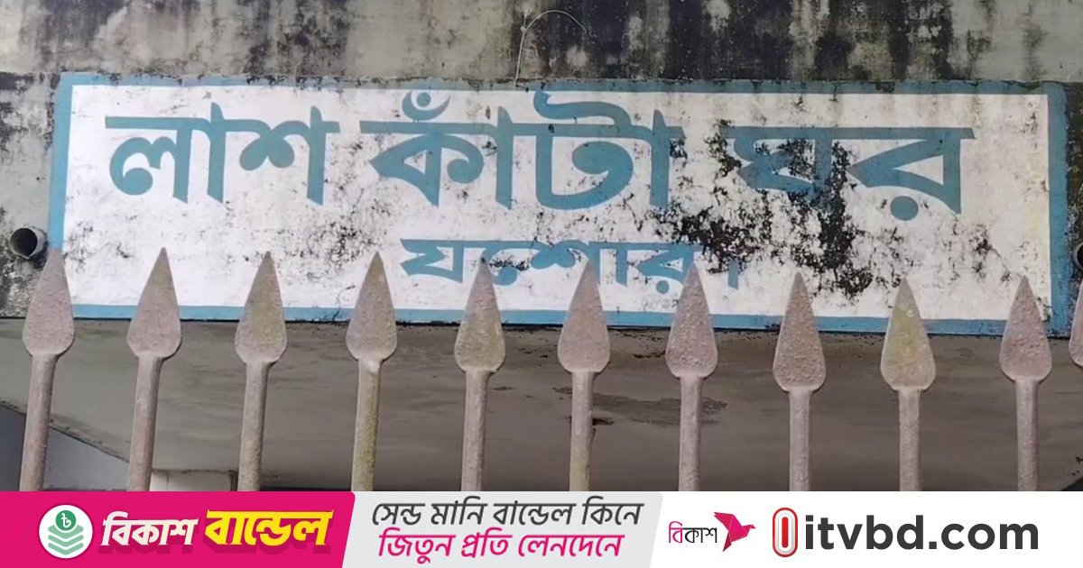দাঁড়িয়ে থাকা ট্রাকে বাসের ধাক্কা, পুলিশসহ নিহত ৩