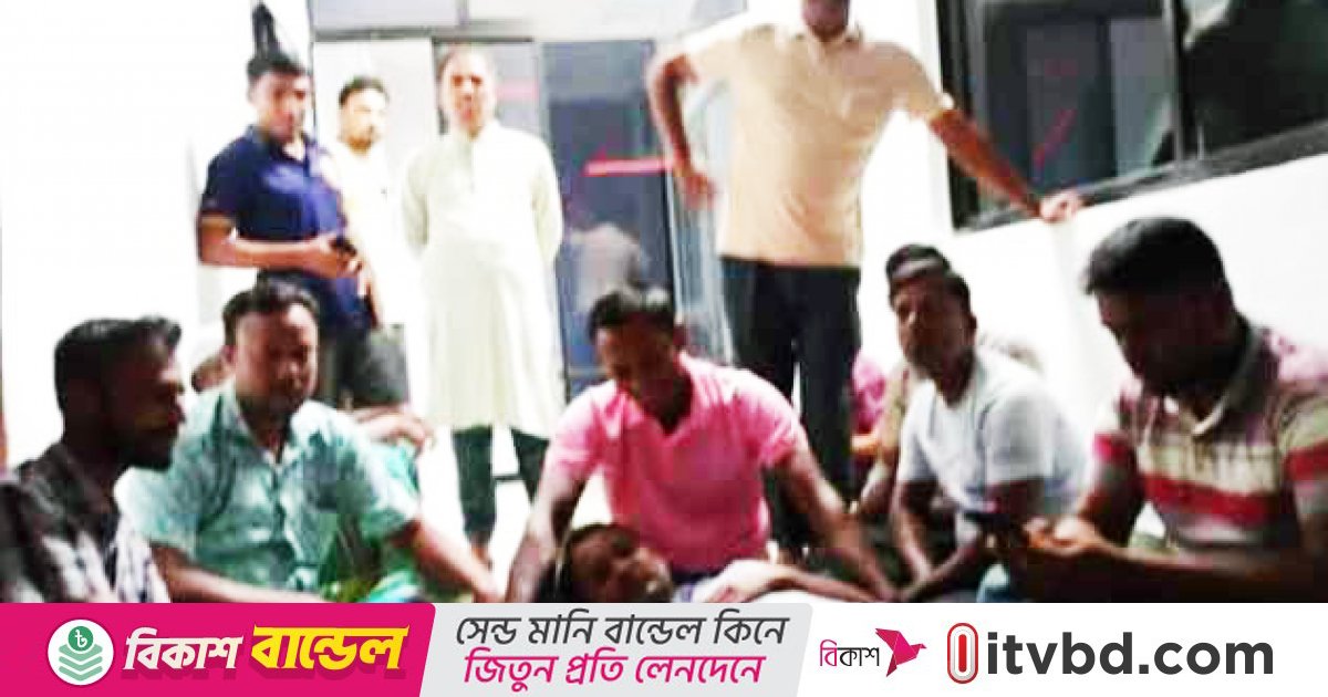 রংপুরে সাবেক এমপি ও আ.লীগ নেতার বাড়িতে চাকরি প্রার্থীদের অনশন