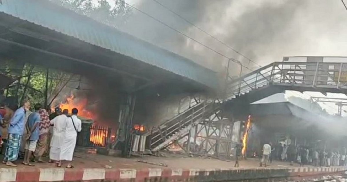 পশ্চিমবঙ্গের সন্তোষপুর রেল স্টেশনে অগ্নিকাণ্ড, ট্রেন চলাচল ব্যাহত