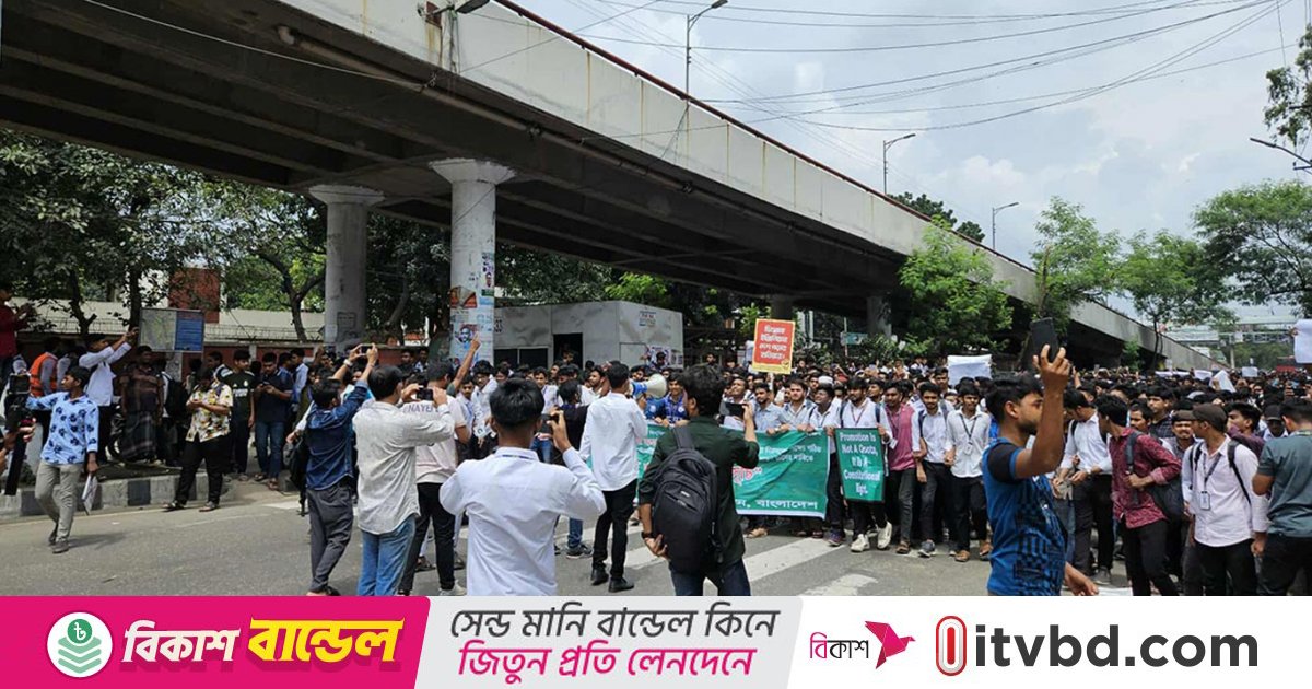 অবরোধ তুলে সাতরাস্তা মোড়ে বসেছেন শিক্ষার্থীরা