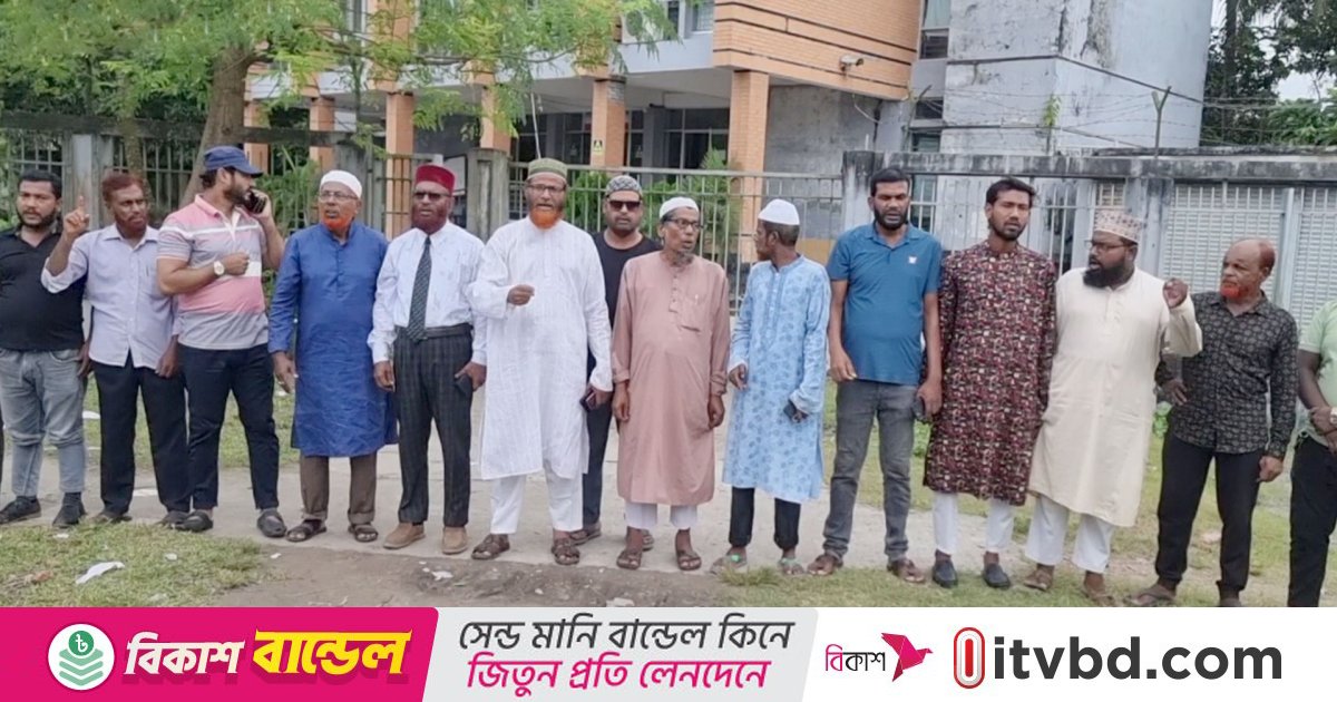 বাগেরহাটের ইসি কার্যালয়ের সামনে আজও অবস্থান ধর্মঘট