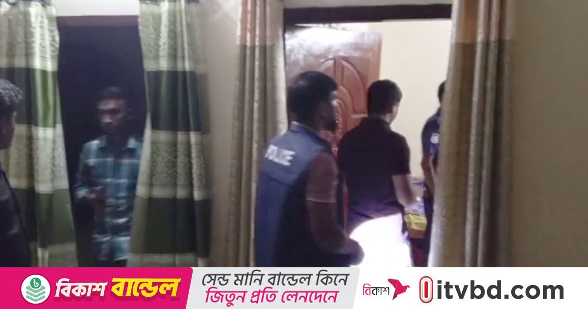একঘরে শিশুর গলাকাটা মরদেহ, অন্যঘরে ঝুলছিলেন মা