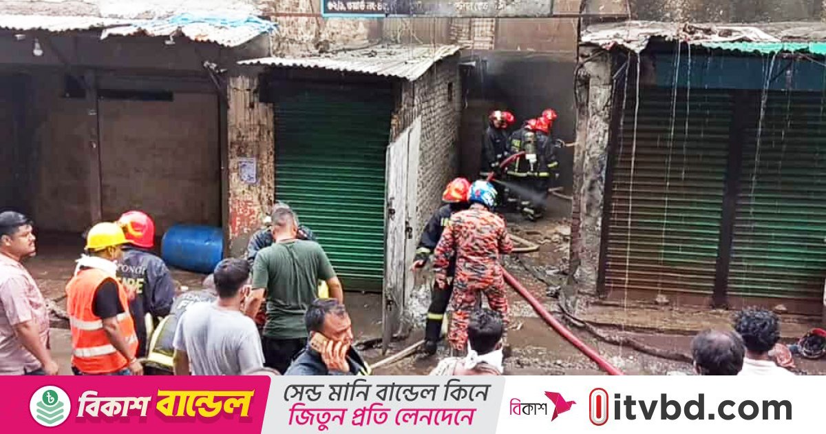 টঙ্গীতে নিয়ম না মেনেই আবাসিক এলাকায় গড়ে তোলা হয়েছে রাসায়নিক গুদাম