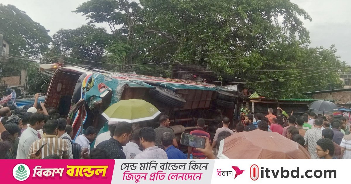 ফেনীতে নিয়ন্ত্রণ হারিয়ে বাস পড়ল দোকানে, নিহত ৩