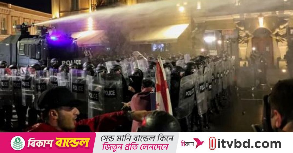 জর্জিয়ার প্রেসিডেন্ট প্রাসাদে ঢোকার চেষ্টা বিক্ষোভকারীদের, পুলিশের সঙ্গে সংঘর্ষ
