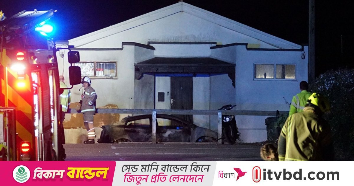 রাতের আঁধারে মসজিদে আগুন দিল দুর্বৃত্তরা, ব্রিটেনে কী হচ্ছে