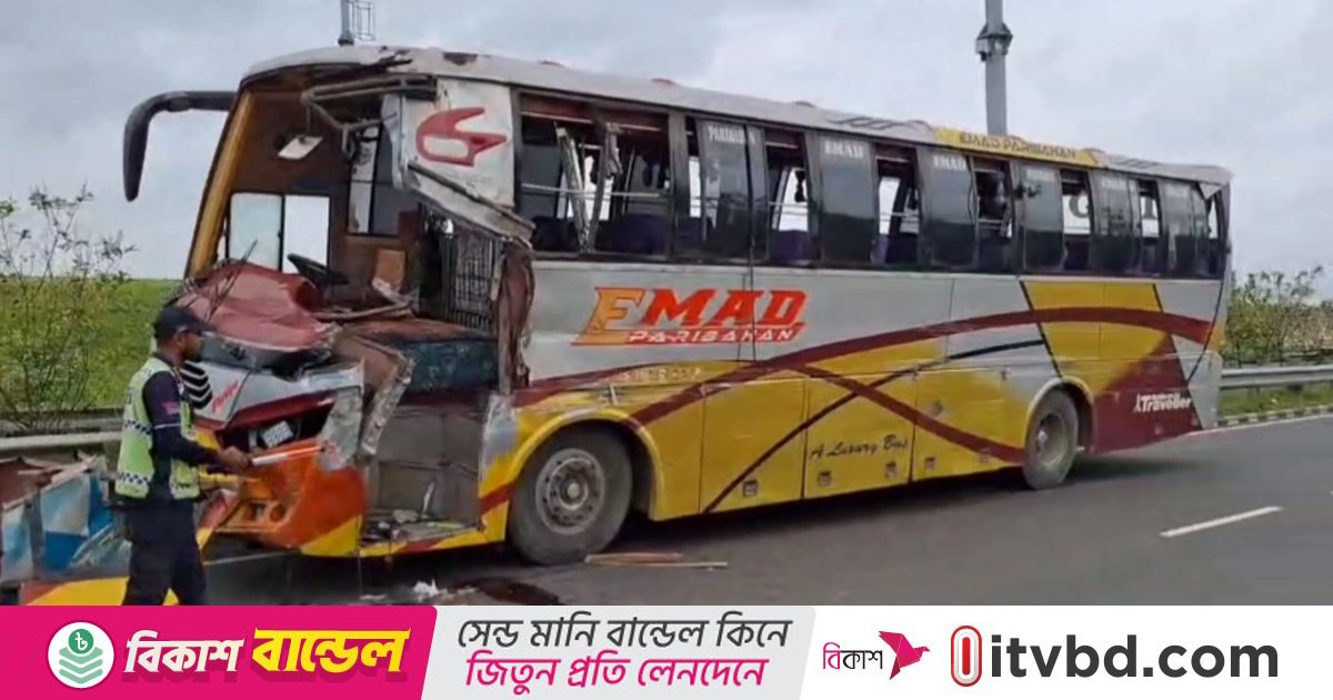 এক্সপ্রেসওয়েতে থেমে থাকা বাসের পেছনে আরেক বাসের ধাক্কা, নিহত ১