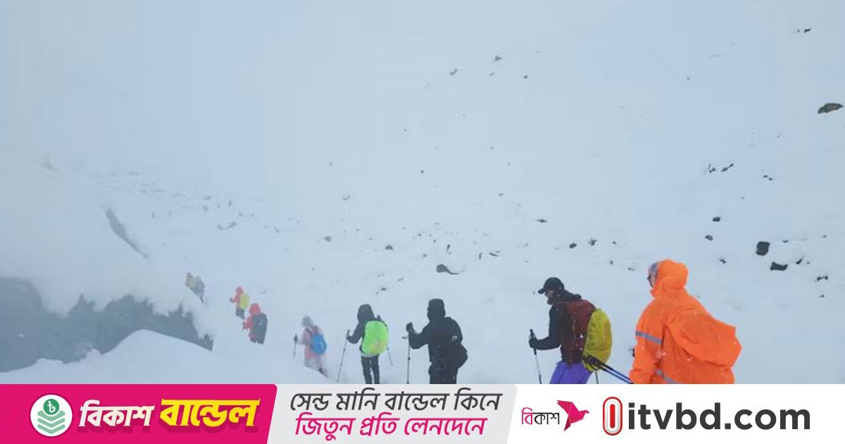 এভারেস্টে তীব্র তুষারঝড়, আটকা পড়ে আছেন কয়েক শ পর্বতারোহী