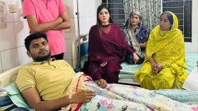 সেই নির্যাতিত ছাত্রলীগ নেতাকে দেখতে হাসপাতালে মাহি