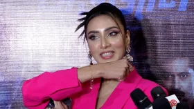 সিনেমা দেখে মিমকে স্বর্ণের ব্রেসলেট উপহার দর্শকের!