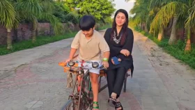 ছেলে জয় চালাচ্ছে ভ্যান, মা অপু হলেন যাত্রী