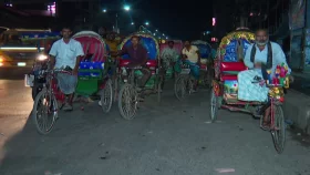 রাতের ঢাকায় দাপিয়ে বেড়াচ্ছে ব্যাটারিচালিত রিকশা