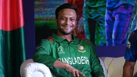 সাকিব, মাঝে মাঝে না, আমরা নিয়মিতই হাসি