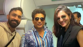 একই ফ্লাইটে আনুশকা শচীন কার্তিক