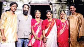 ভূতের খোঁজে ২০০ বছরের পুরনো বাড়িতে শিল্পীরা