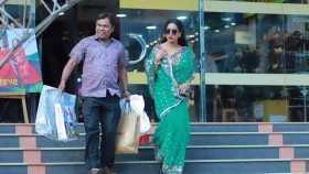 পালাবদলের গল্পে বাবু, সঙ্গে মম