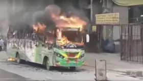 এবার রাজধানীর মাতুয়াইলে বাসে আগুন