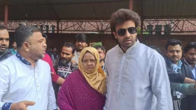 মাকে নিয়ে ভোটকেন্দ্রে শাকিব খান