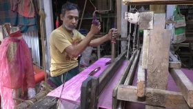 টাঙ্গাইল শাড়িকে ভারত নিজস্ব পণ্য দাবি করায় তাঁতিদের ক্ষোভ