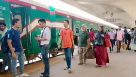 ঈদের আগের দিনও ঢাকা ছাড়ছেন অনেকেই