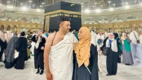 বরকে নিয়ে কাবাঘরে স্পর্শিয়া