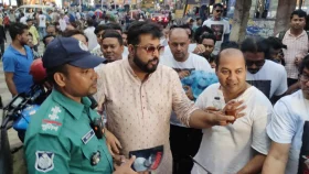 যে কারণে ওমর সানী পানির বোতল হাতে রাস্তায়