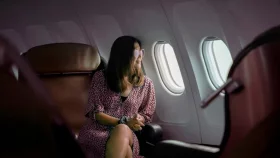 বিমান ওঠা-নামার সময় জানালা খোলা রাখা হয় কেন?