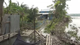 শুরু হয়নি বাঁধ সংস্কারকাজ, নিঃস্ব বাগেরহাটের অর্ধ লক্ষাধিক মানুষ