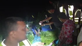 কাঁচা রাস্তায় টমটমে জ্বলছিল আলো, পাশেই মরদেহ