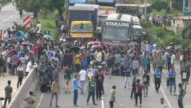 কুবি শিক্ষার্থীদের ঢাকা-চট্টগ্রাম মহাসড়ক অবরোধ, তীব্র যানজট&nbsp;
