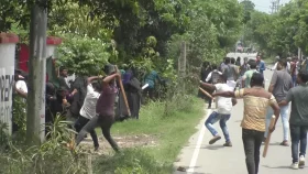 দোহারে আন্দোলনকারী ও আওয়ামী লীগের সংঘর্ষ