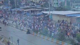 নারায়ণগঞ্জের বিভিন্ন সড়কে যানচলাচল বন্ধ, পুলিশ বক্স&ndash;গার্মেন্টস ভাঙচুর