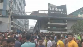 বকেয়া বেতনের দাবিতে অনন্ত জলিলের কারখানার শ্রমিকদের বিক্ষোভ