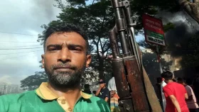 পুলিশের অস্ত্র হাতে &lsquo;ভাইরাল&rsquo; যুবদল নেতা যা বললেন