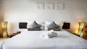 হোটেলের বিছানায় কেন সাদা চাদর ব্যবহার করা হয়?
