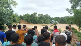 কু&zwnj;মিল্লার গোমতী নদীর বাঁধ ভেঙে হাজার হাজার ঘরবা&zwnj;ড়ি প্লা&zwnj;বিত