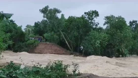 কু&zwnj;মিল্লার গোমতী নদীর বাঁধ ভেঙে হাজার হাজার ঘরবা&zwnj;ড়ি প্লা&zwnj;বিত