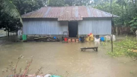 নোয়াখালীতে ত্রাণ পৌঁছাতে দেরি, বিশুদ্ধ পানির জন্য হাহাকার