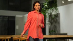 বৃষ্টির দিনে কোন রঙের পোশাক পরবেন?
