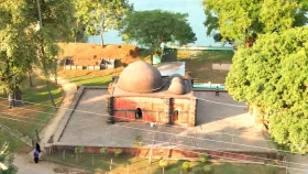 সাড়ে পাঁচ’শ বছর পুরনো দিনাজপুরের এই সুরা মসজিদ