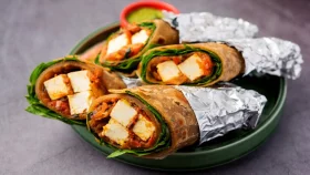 মাংসে অনীহা থাকলে বানাতে পারেন পনিরের রোল