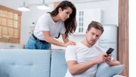 চুটিয়ে চলছে ডেট, বলতে গেলেই পকেট?