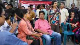 শিল্পকলায় পাল্টা ধাওয়ার মধ্যেই চলল নাটকের প্রদর্শনী