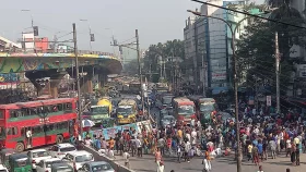 ৬ ঘণ্টা পর উঠল মহাখালীর অবরোধ, যান চলাচল শুরু