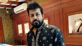 ফিল্মি স্টাইলে ওমর সানীর বাসা থেকে মামলার কাগজ নিল ডাকাতরা!