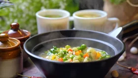 শীতের সন্ধ্যায় বানাতে পারেন ভেজিটেবল স্যুপ